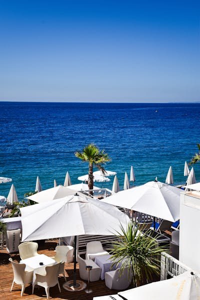 Choisir le parasol déporté 3x3m : style et confort garanti